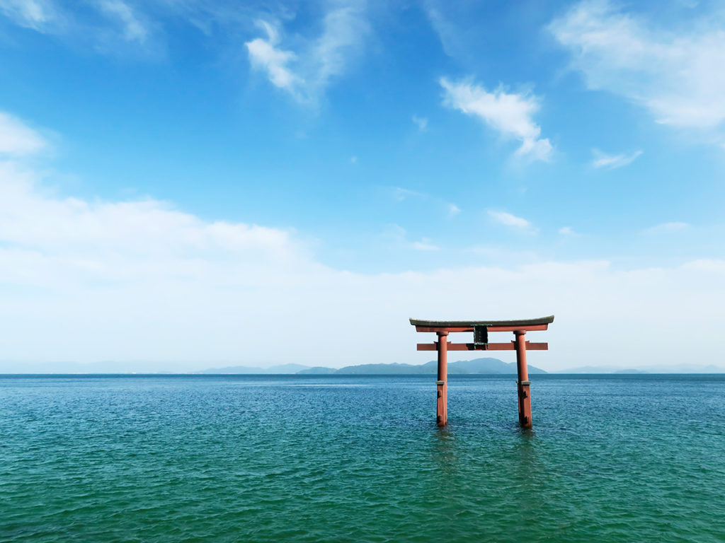 白髭神社の湖中大鳥居の風景