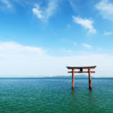 白髭神社の湖中大鳥居の風景