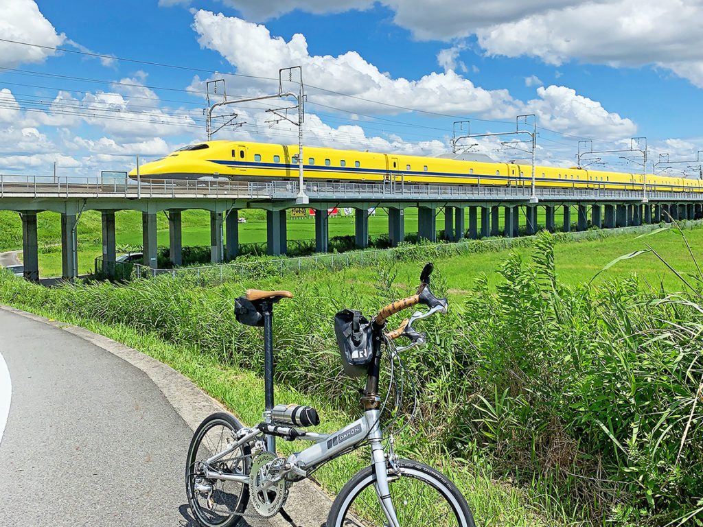 黄色い新幹線（ドクターイエロー）と自転車を一緒に撮影した写真
