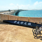 伊良部大橋の入り口付近に自転車を置いて撮影された写真