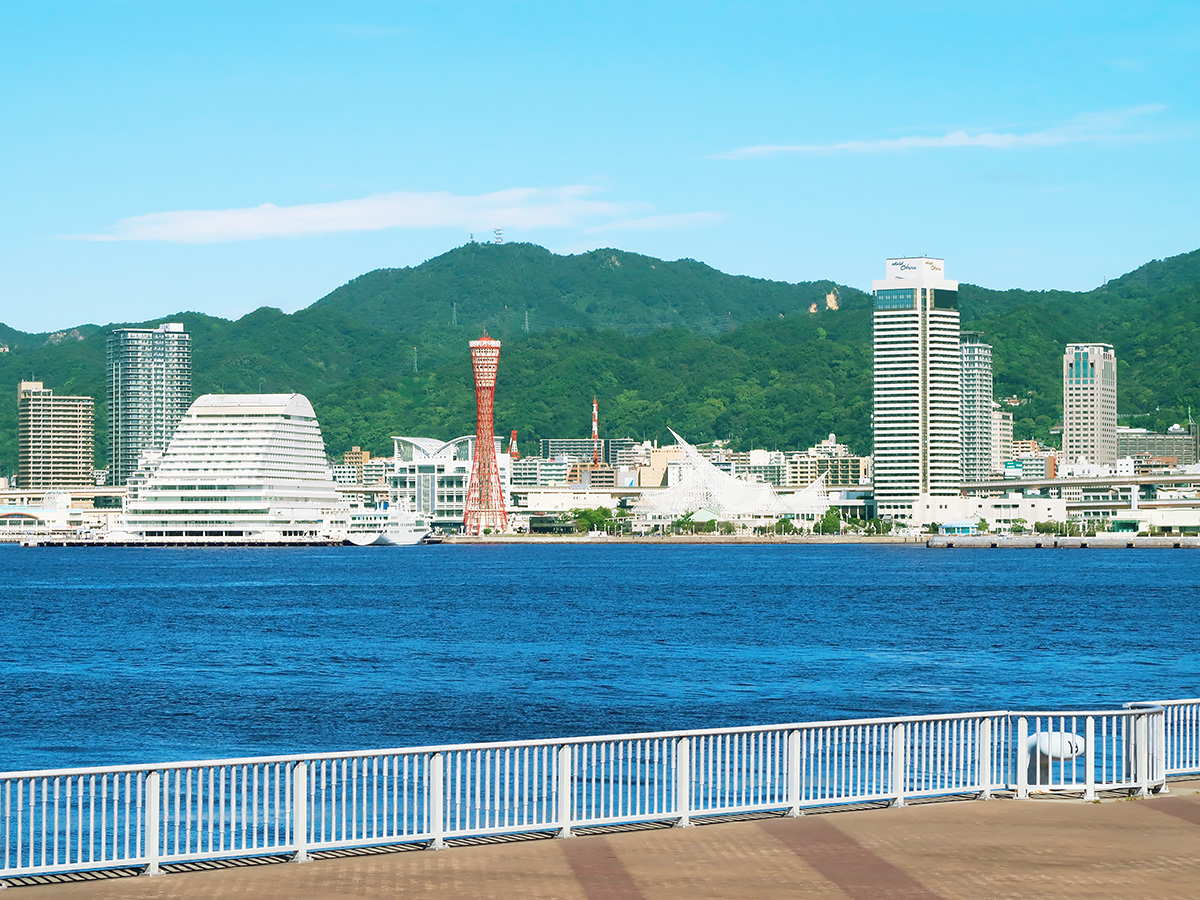 ポーアイしおさい公園から眺める神戸港の風景