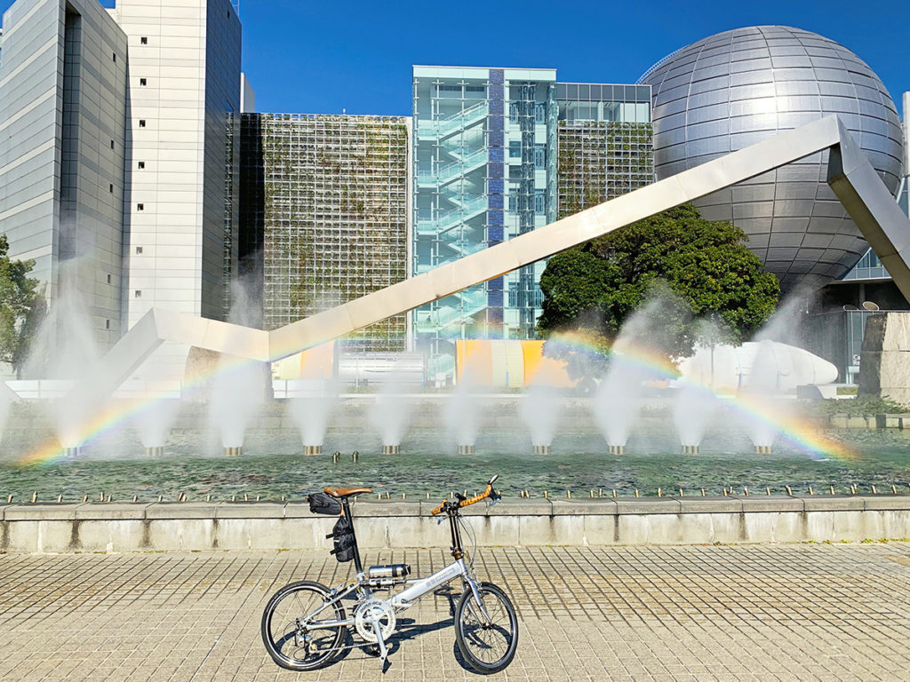 名古屋市科学館前の噴水の前に自転車を置いて撮影した写真