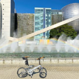 名古屋市科学館前の噴水の前に自転車を置いて撮影した写真
