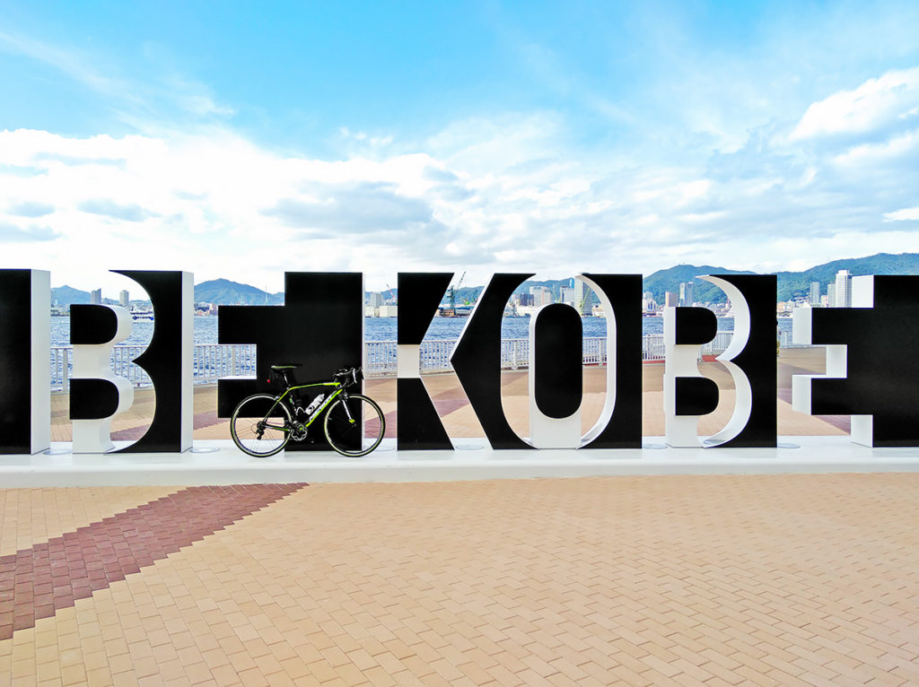ポーアイしおさい公園の「黒いBE KOBE」モニュメントの写真