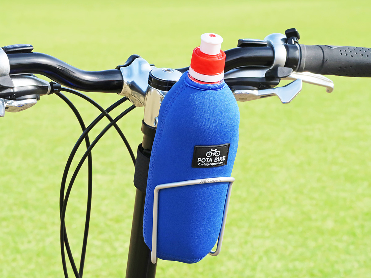 「POTABIKEペットボトルカバー」と「TNIの飲み口キャップ」を装着したペットボトルが自転車のボトルケージに収納されている写真