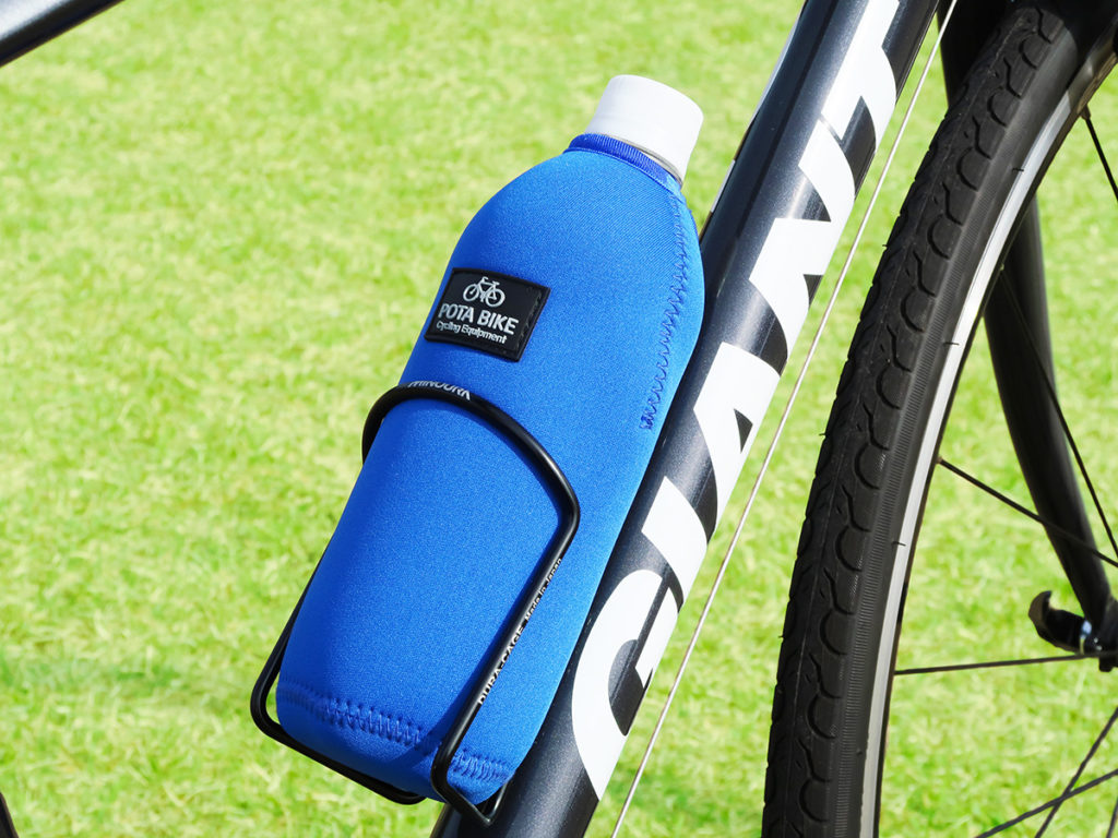 「POTABIKEペットボトルカバー」を装着したペットボトルが自転車のボトルケージに収納されている写真