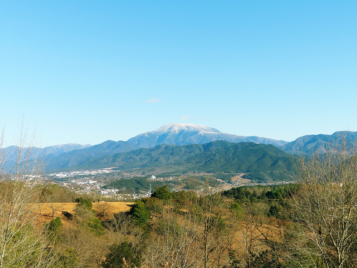 岐阜県恵那市の名所「西行の森」から見える山々の風景