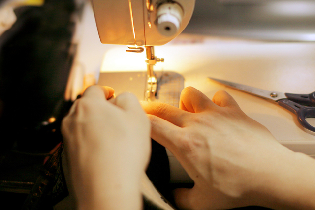 ミシンを使った縫製作業のイメージ写真