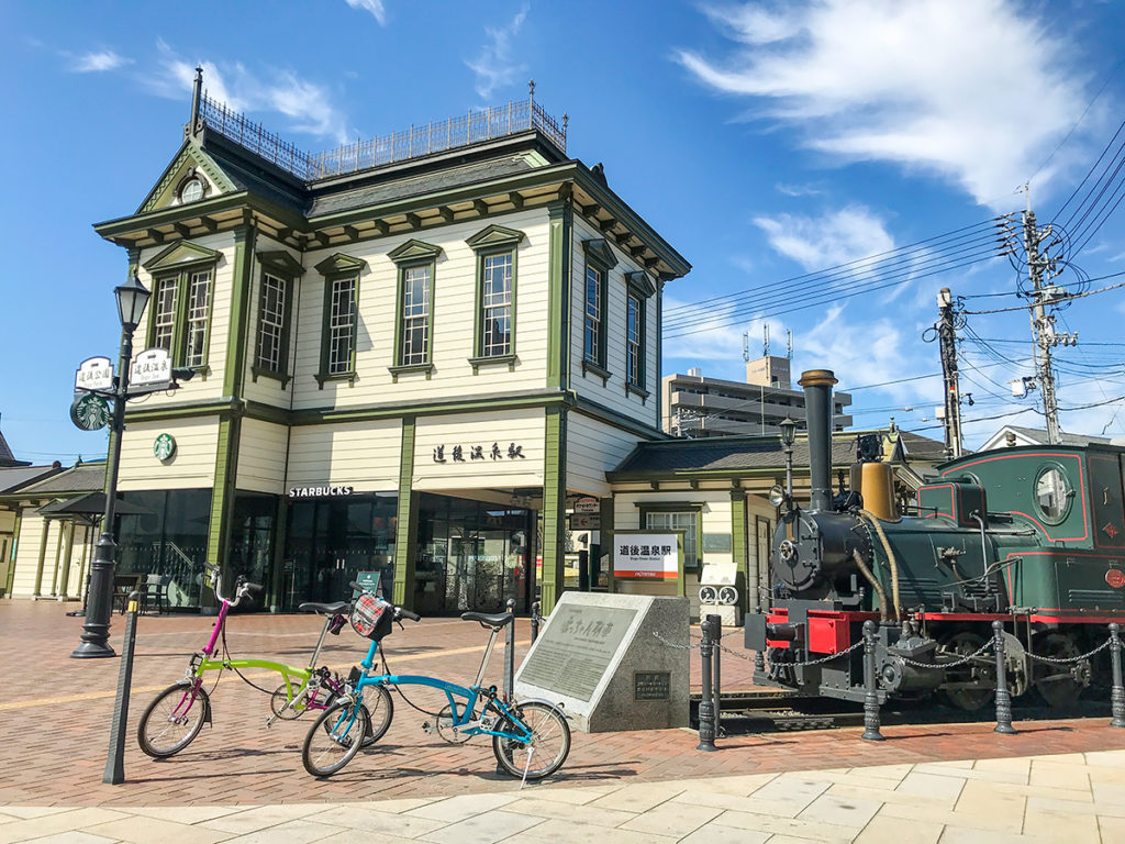 道後温泉駅前広場で「坊ちゃん列車」「駅舎」と一緒に自転車を写した写真