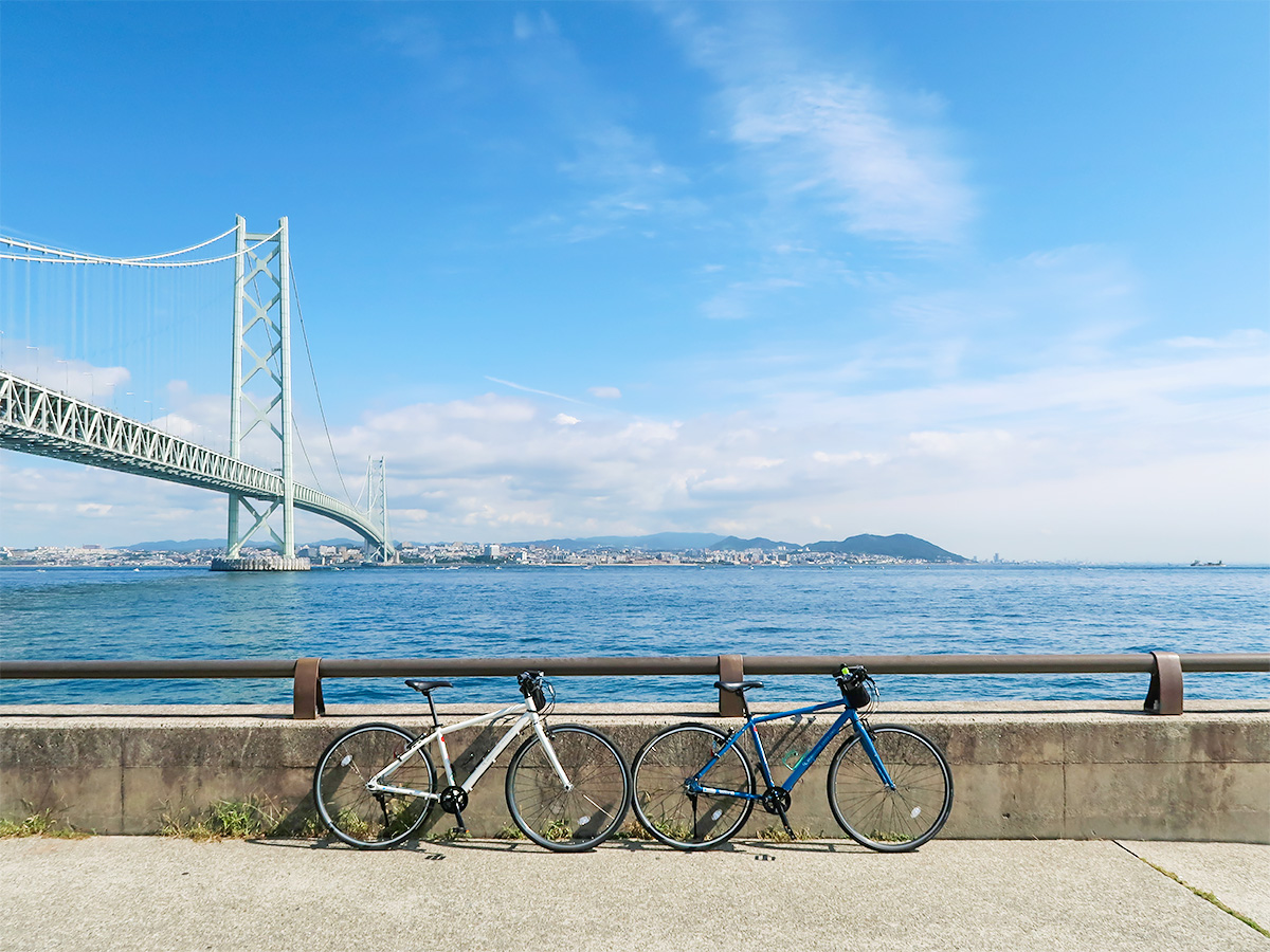 明石海峡大橋が見える風景をバックに撮影した自転車の写真