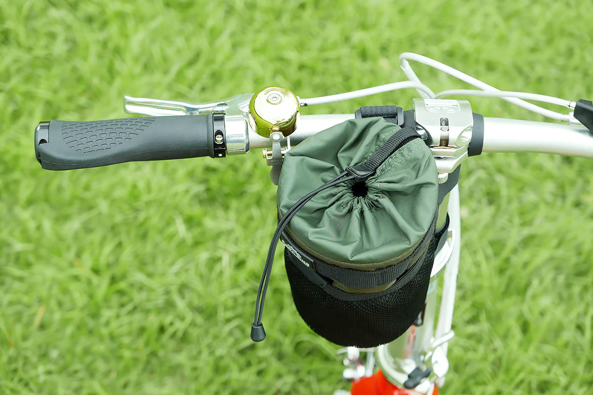 折り畳み自転車のT型ハンドルに「POTA BIKE ハンドルステムポーチ2」が装着されている写真