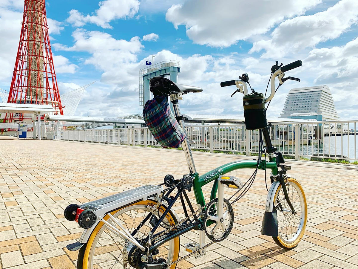 折りたたみ自転車BROMPTON（ブロンプトン）と神戸ポートタワーを一緒に写した写真